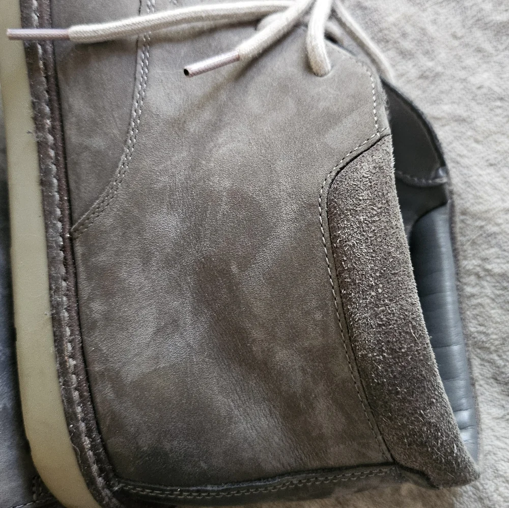 Clarks Collection men's gray leather cap toe chukka boots Size 10M